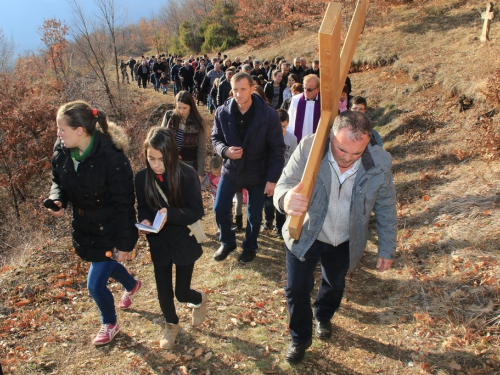 FOTO: Vlč. Stipo Knežević predvodio križni put na Uzdolu