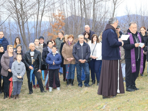 FOTO: Fra Andrija Jozić predvodio križni put na Uzdolu