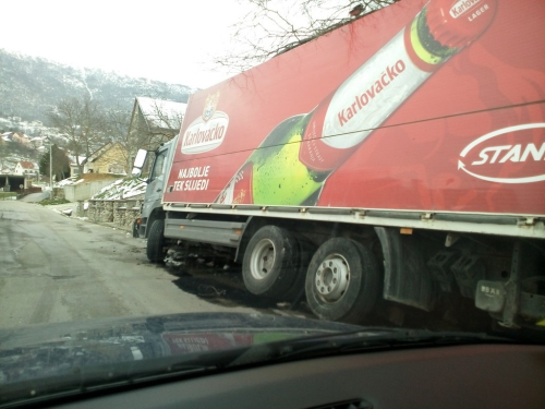 FOTO: Prometna u Jaklićima, kamion završio u jarku