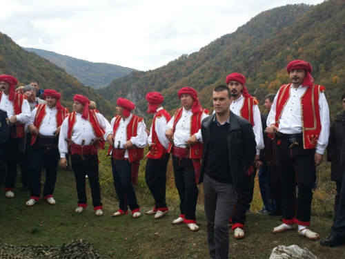 Molitveni pohod na Bobovac - Trebaju nam mudri ljudi i pošteni građani