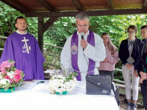 FOTO| Hodočašće na grob svećenika-mučenika fra Stjepana Barišića u župi Uzdol