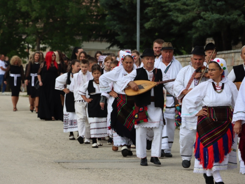 FOTO: Na Šćitu održana 5. kulturno-vjerska baština Hrvata BiH pod geslom ''Vratimo nadu zavičaju''