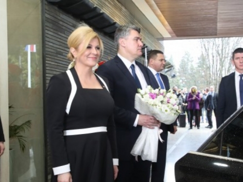 Milanović ispratio predsjednicu Grabar-Kitarović cvijećem i poljupcem
