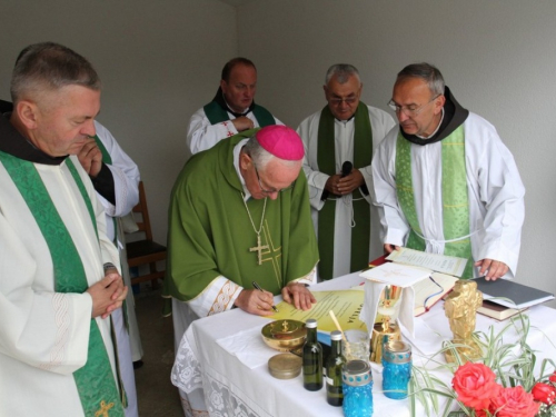 FOTO: Blagoslov gradilišta i kamena temeljca nove filijalne crkve na Risovcu