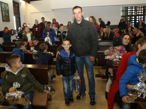 FOTO: Sv. Nikola podijelio paketiće djeci u Rumbocima