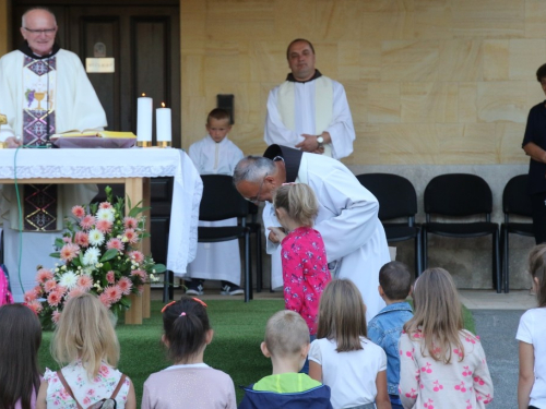 FOTO: Započela trodnevnica u župi Rama-Šćit, prvašići darovani prigodnim darovima