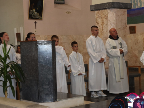 FOTO: U župi Rama-Šćit započela trodnevnica, prvašići darovani prigodnim darovima