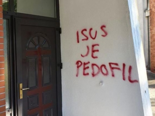Na župnoj crkvi Sv. Ante u Bihaću osvanuli uvredljivi natpisi