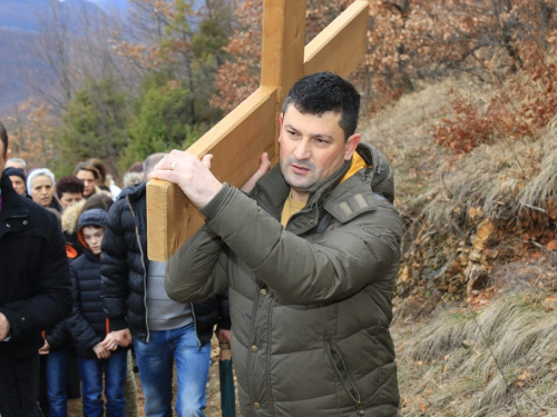 FOTO: Vlč. Ljubo Zadrić predvodio križni put na Uzdolu