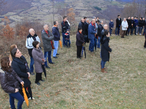 FOTO: Fra Andrija Jozić predvodio križni put na Uzdolu