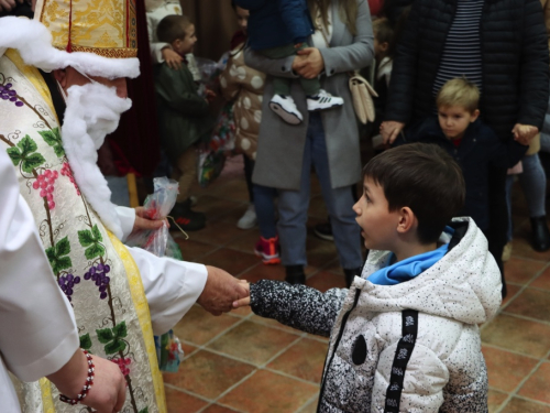 FOTO: Sv. Nikola i ove godine razveselio djecu u župi Rama-Šćit