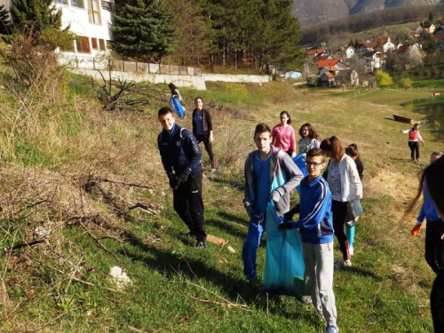 FOTO: Učenici u Eko akciji čišćenja obale Ramskog jezera