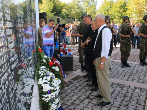 FOTO/VIDEO: Na Uzdolu obilježena 22. obljetnica stravičnog pokolja nad Hrvatima