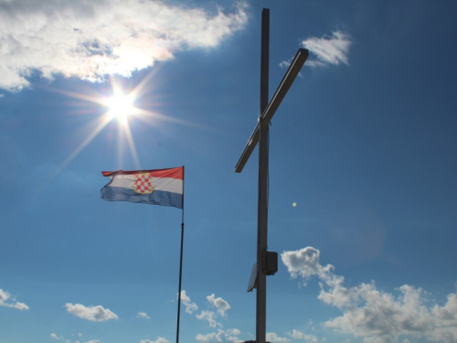 FOTO| Gmićani podigli križ na Makljenu