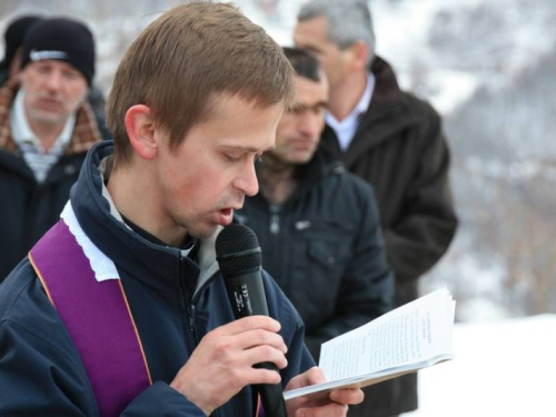 FOTO: Vlč. Ivan Karača predvodio Križni put na Uzdolu