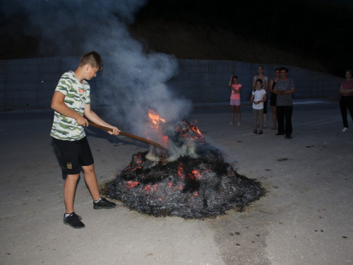 FOTO: Paljenjem svitnjaka Rama dočekuje sv. Ivu