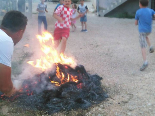 FOTO: Paljenjem svitnjaka Rama dočekuje sv. Ivu