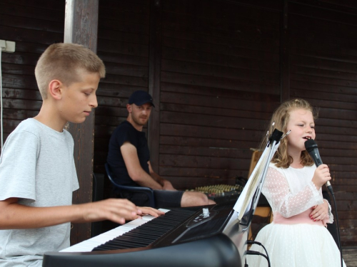 FOTO: 16. festival duhovne glazbe ''Djeca pjevaju Isusu'' u župi Prozor