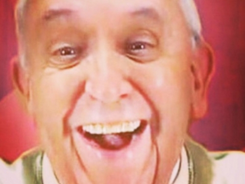 Papa opet oduševio milijune: 'Selfijem' 'srušio' Instagram
