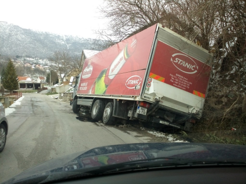 FOTO: Prometna u Jaklićima, kamion završio u jarku