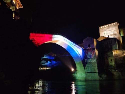 Stari most svijetlio bojama zastave republike Hrvatske