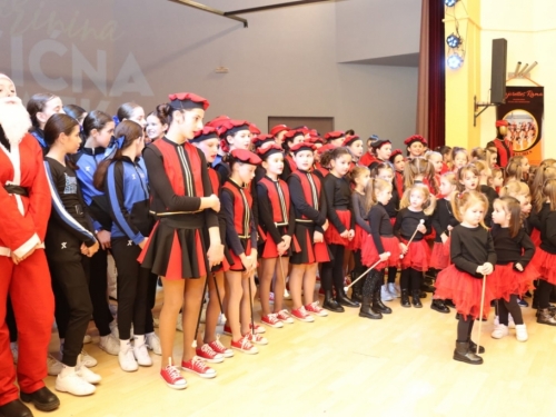 FOTO: Mažoretkinje priredile humanitarni koncert 'Katarinina božićna bajka'