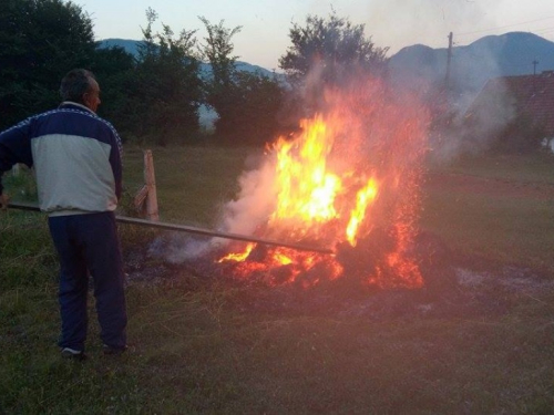 FOTO: Paljenjem svitnjaka Rama dočekuje sv. Ivu