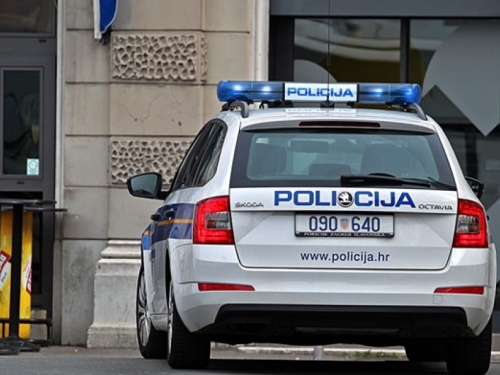 U Zagrebu aktivirana ručna bomba: Oštećeno više vozila, jedna osoba ozlijeđena
