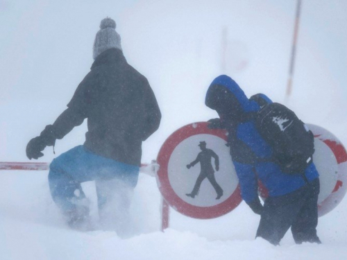 Raste broj poginulih u Austriji, lavina zatrpala tinejdžera