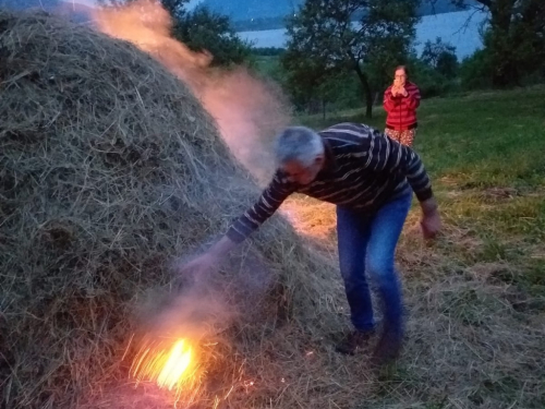 FOTO: Paljenjem svitnjaka Rama dočekuje sv. Ivu