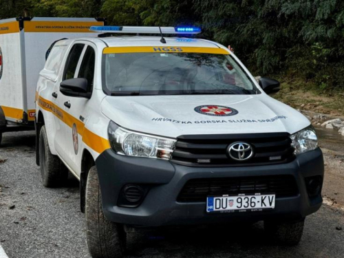 Hvatski spasioci stigli u Jablanicu s četiri terenska vozila, dva plovila i potražnim psom