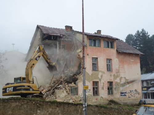 FOTO: Ruši se stara zgrada u Prozoru