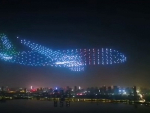 Ovako izgleda kada 800 dronova formira oblik zrakoplova
