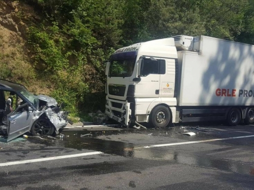 Teška nesreća kod Konjica: Sudar kamiona i osobnog vozila