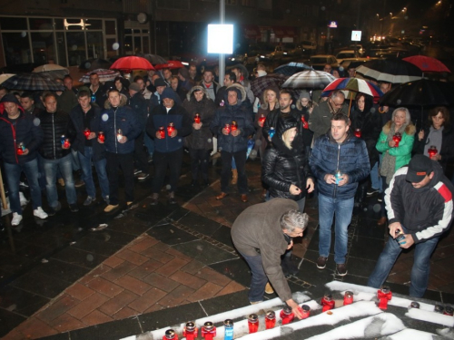 FOTO: U Prozoru zapaljene svijeće za tragično preminulog generala Slobodana Praljka