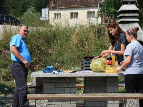 FOTO: Akcija čišćenja odmorišta i plaže na Gračacu