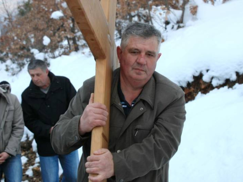 FOTO: Vlč. Ivan Karača predvodio Križni put na Uzdolu