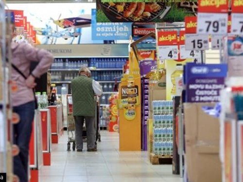 Rasle cijene brašna, voća i povrća, dok su pojeftinile kava i čokolada