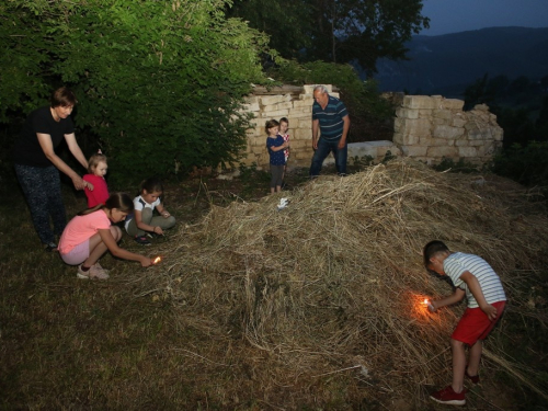 FOTO: Paljenjem svitnjaka Rama dočekuje sv. Ivu