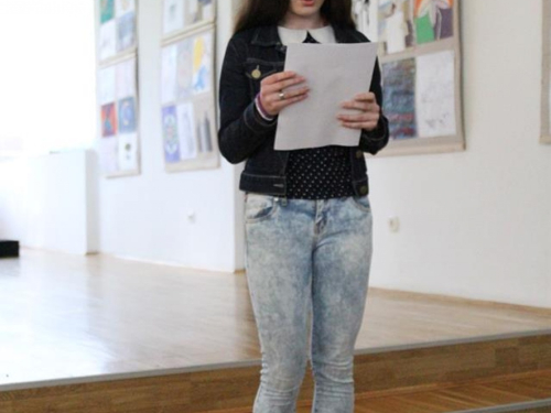Galerija Kulturno sportskog centra Bugojno obasjana mladim i nasmijanim licima