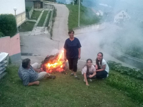 FOTO: Paljenjem svitnjaka Rama dočekuje sv. Ivu