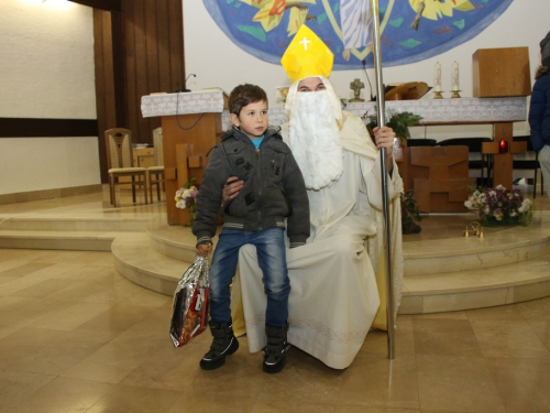 FOTO: Sv. Nikola podijelio paketiće djeci u Rumbocima