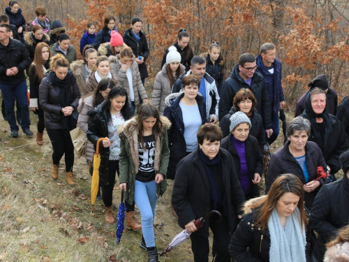 FOTO: Mr. Pero Brajko predvodio put križa na Uzdolu