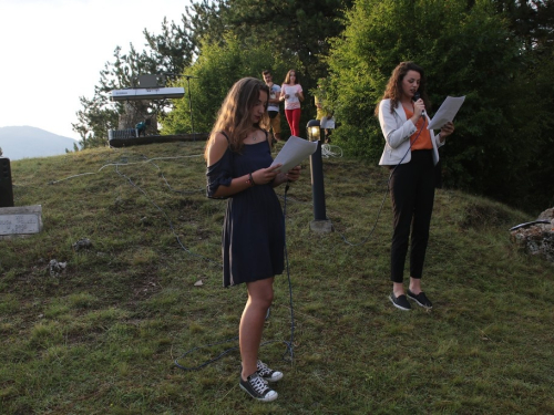 FOTO: Održana 10. kulturna večer na brdu Gračac u Podboru