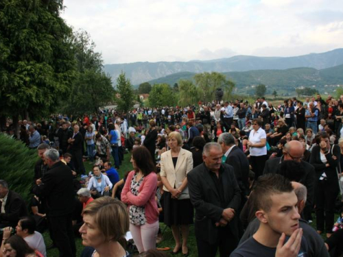 FOTO: Više tisuća vjernika na misi "Uočnici" na Šćitu