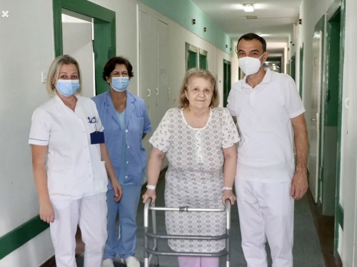 Liječnici iz Tuzle suvremenom operacijom spasili ženu od potpune paralize