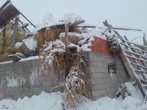 Terenci slijetali s ceste, bageri spašavali ljude iz vikendica, krov pao na auto...