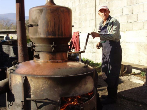 Ćoro i u 87. godini života neumorno peče rakiju na svom 'veselom stroju'