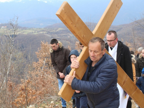 FOTO: Put križa na petu korizmenu nedjelju u župi Uzdol