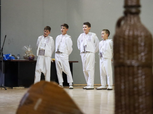 FOTO: Večer folklora u Domu kulture: Susret tradicije, glazbe i zajedništva